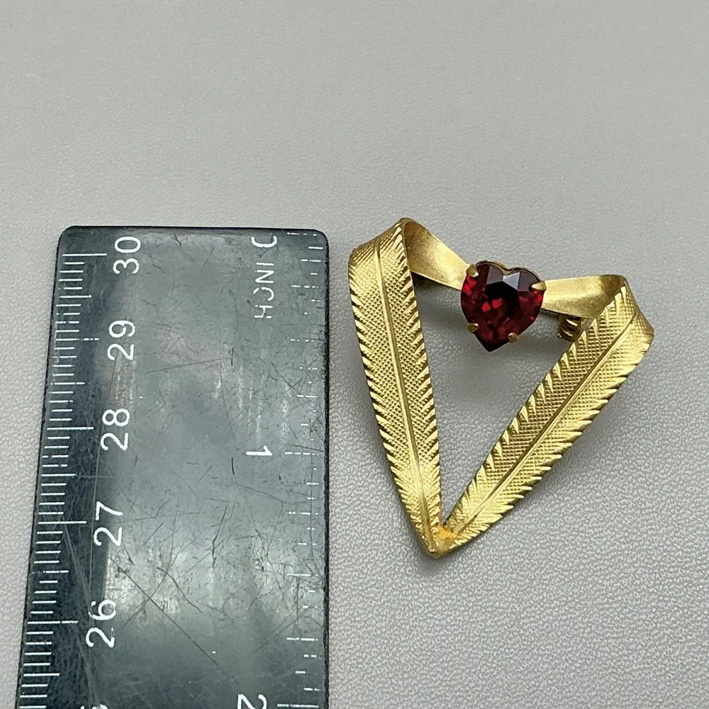 Heart Brooch Women Gold Red Rhinestone Textured V-Shape Ribbon Vintage Pin